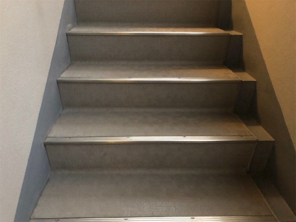 階段・廊下も長尺シート工事